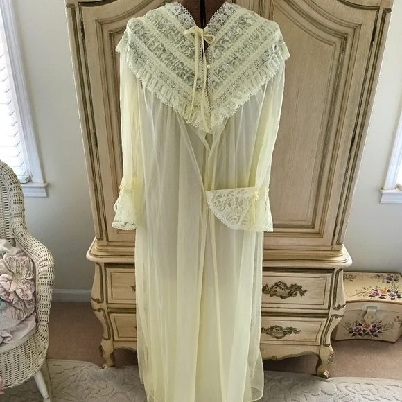 BUTTERY YELLOW, VTG BERNETTE NYLON, LONG PEIGNOIR SET! SZ MED